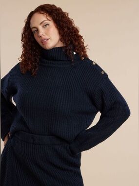 ELOQUII- New- Came Without a Tag-
Oversized Button Detail Sweater